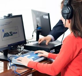 Chica tomando su examen auditivo con equipos de Johny Saá B