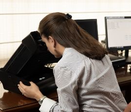 Chica tomando su examen visual con equipos de Johny Saá B