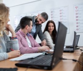 Grupo de estudiantes realizando evaluación técnica con equipos de Johny Saá B