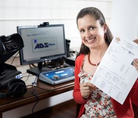 Mujer realizando examen psicosensométrico en sistema de evaluaciones