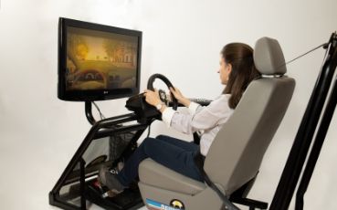 Chica realizando práctica en simulador de conducción