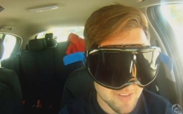 Joven prueba gafas de simulación de alcohol en la sangre