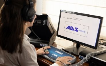 Mujer realizando práctica de equipos psicosensométricos Mujer realizando práctica de equipos psicosensométricos